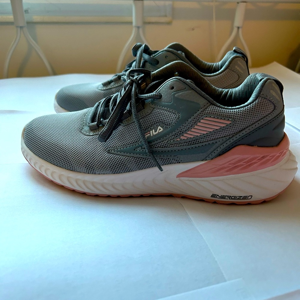 BRAND NEW Size 8 Women’s Fila sneakers/shoes